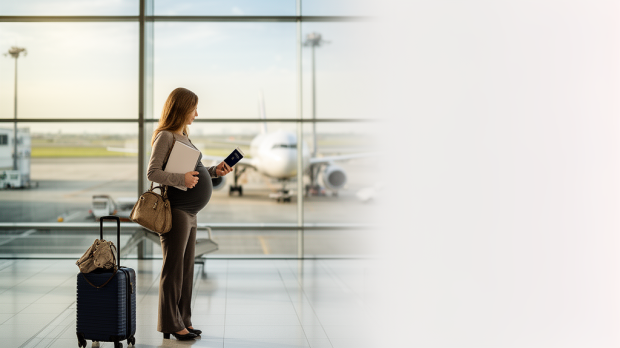 Femme enceinte de 7 mois dans un aéroport préparant un voyage en avion avec une valise et un dossier médical